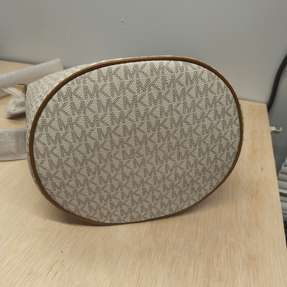 Michael Kors Brooke Bucket Handbag - Picture 10 of 14